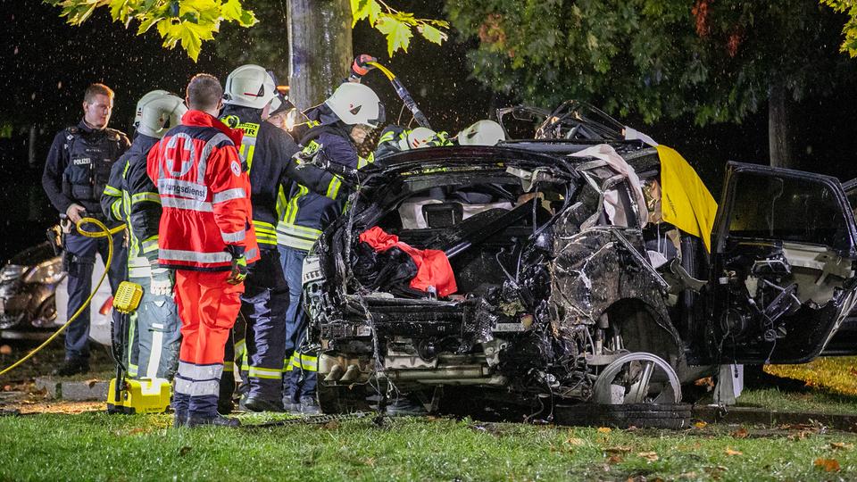 Rettungskräfte am Unfallauto in Nidda