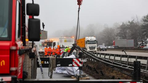 Unfallstelle mit Kran auf A3 am Offenbacher Kreuz 