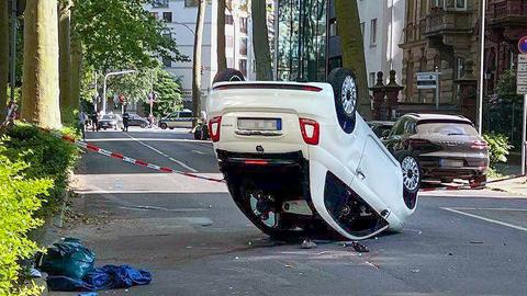 Das verunfallte Cabrio in der Frankfurter Siesmayerstraße