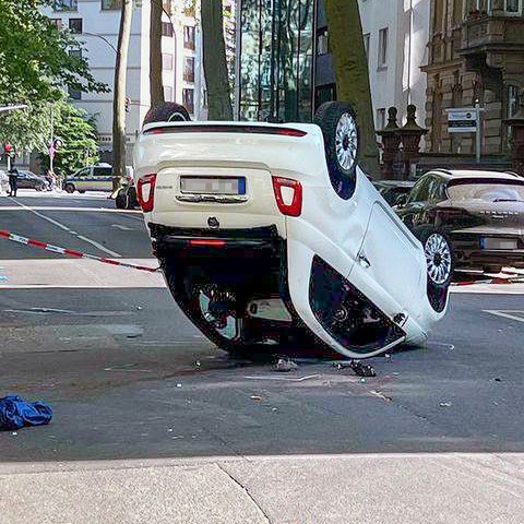 Das verunfallte Cabrio in der Frankfurter Siesmayerstraße