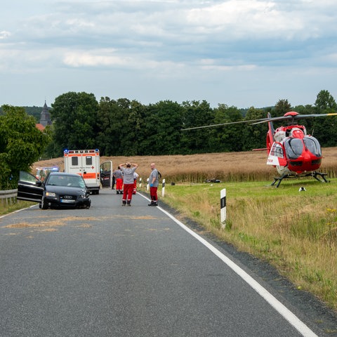 Der verunfallte Pkw und das Motorrad auf der Landstraße