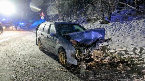 Unfallauto auf Straße mit Schnee