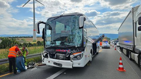 Auf der A7 ist ein Reisebus auf einen LKW aufgefahren.