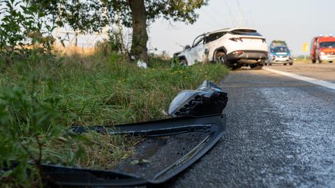 Auto vor Baum, Einsatzfahrzeuge, Fahrzeugteile