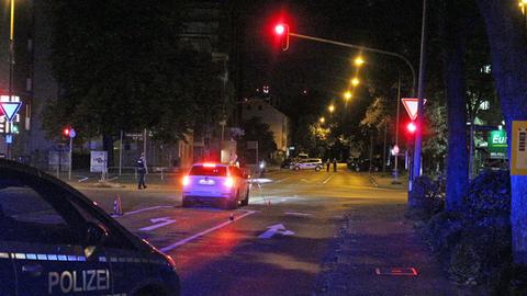 Polizisten an abgesperrter Kreuzung in Frankfurt-Rödelheim