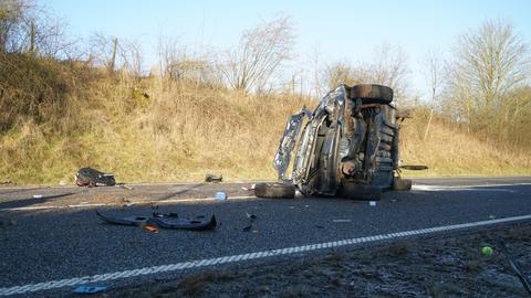 Verunfalltes Auto auf Landstraße