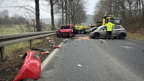 Zwei Kleinwagen sind nach einem Unfall auf einer Landstraße in Sontra schwer beschädigt.