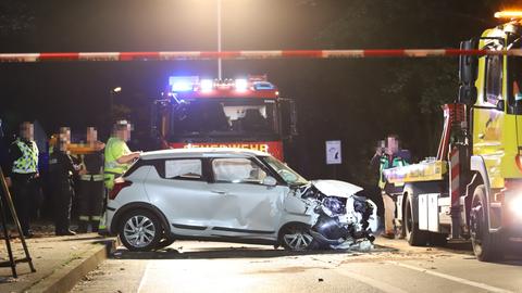 Weißes Auto steht vorne zerstört auf Straße