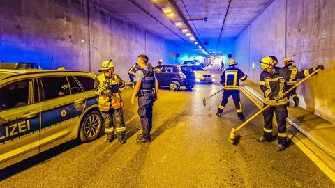 Rettungskräfte im Tunnel