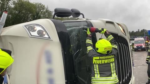 Feuerwehr schneider umgekippten Lkw auf