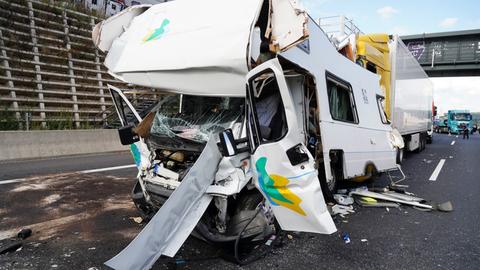 Ein zerstörtes Wohnmobil nach einem Unfall.