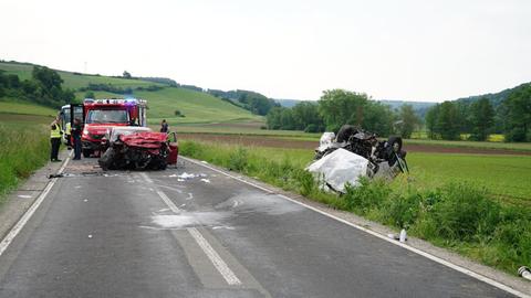 Die zerstörten Autos an der Unfallstelle in Liebenau