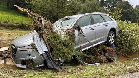 Das Auto wurde von den Wassermassen erfasst und weggespült.