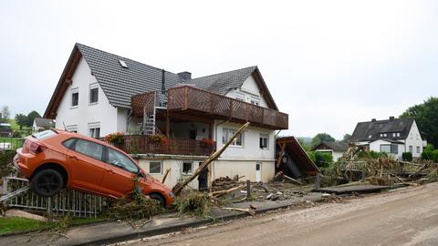 Zerstörtes Auto vor Haus in Trendelburg