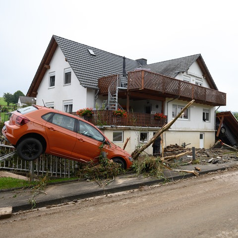 Zerstörtes Auto vor Haus in Trendelburg