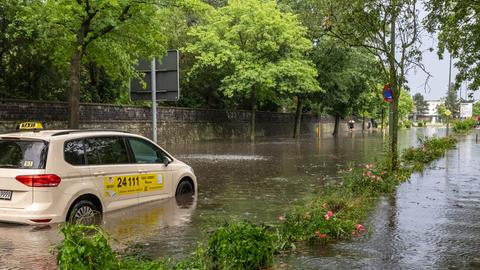 Überflutete Straße in Hanau