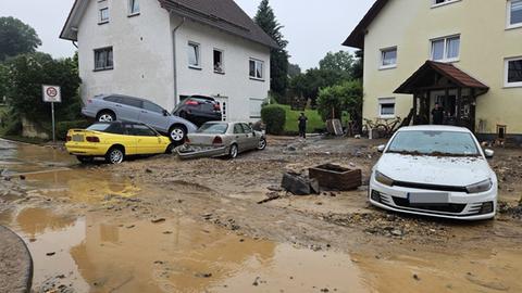 Umgestürzte Autos überneinander nach Unwetter