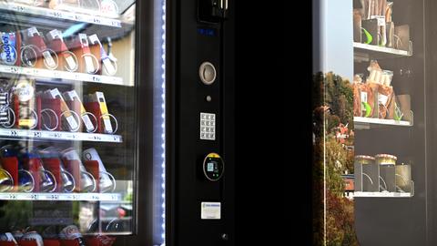 In einem ehemaligen Verkaufsraum einer Tankstelle in Wallenfels (Landkreis Kronach, Oberfranken) steht ein Lebensmittel-Automat, der mit Eiern, Käse und Fleischwaren bestückt ist, neben einem Automaten mit Süßigkeiten. 