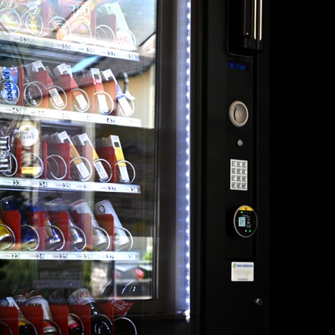 In einem ehemaligen Verkaufsraum einer Tankstelle in Wallenfels (Landkreis Kronach, Oberfranken) steht ein Lebensmittel-Automat, der mit Eiern, Käse und Fleischwaren bestückt ist, neben einem Automaten mit Süßigkeiten. 