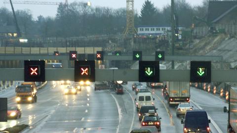 Verkehrsanzeigetafel mit roten X und grünem Pfeil