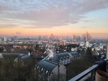 Vollmond über Häusern von Frankfurt