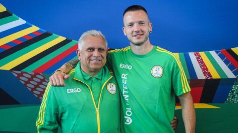 Volunteers der Fußball-EM in grüner Volunteer-Kleidung - lachend nebeneinander Axel Heidfeld und Moritz Kolb