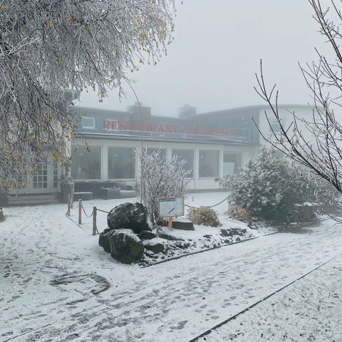 Erster Schnee der Saison auf der Wasserkuppe