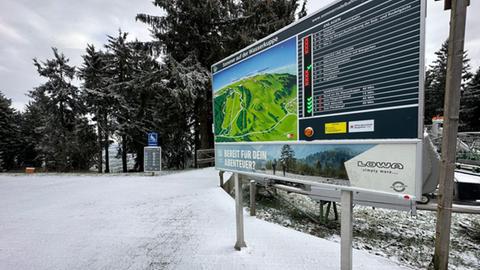 Schild "Wasserkuppe" mit Schnee bedeckt