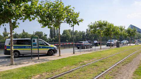 Polizeiabsperrung am Mainufer in Frankfurt