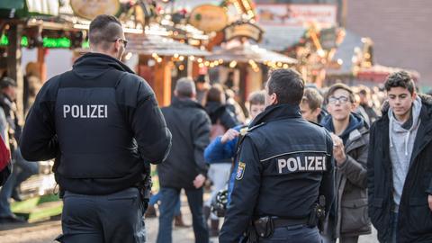 Polizisten auf dem Weihnachtsmarkt.