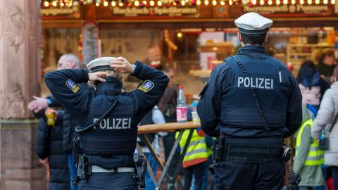 Zwei Polizisten auf Frankfurter Weihnachtsmarkt, von hinten zu sehen