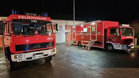 Zwei Feuerwehrwagen in Wellerode. 