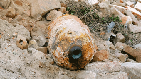 Eine entschärfte Weltkriegsbombe liegt in einer Baustelle