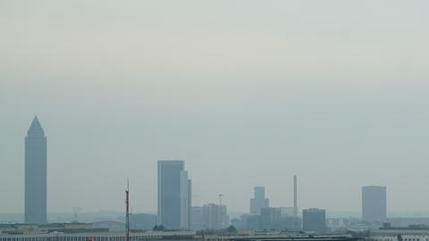 Dunstiges Wetter über Frankfurt (Archiv)