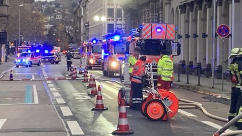 Mehrere Feuerwehreinsatzfahrzege stehen auf der Straße