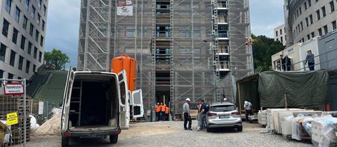 Bauarbeiter am Rohbau des künftigen Wiesbadener Luxus-Wohnturms "Kureck"
