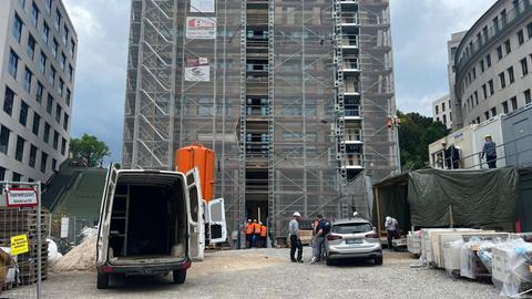 Bauarbeiter am Rohbau des künftigen Wiesbadener Luxus-Wohnturms "Kureck"