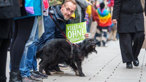 "Vielfalt ohne Alternative" steht auf dem Schild eines Demonstrationsteilnehmers. 