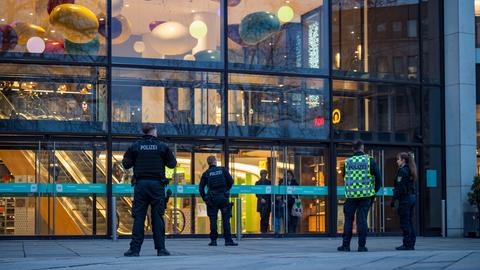 Polizisten und Polizistinnen vor einem Einkaufszentrum in Wiesbaden