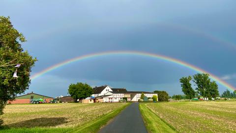 Totale von Bauernhof mit Regenbogen