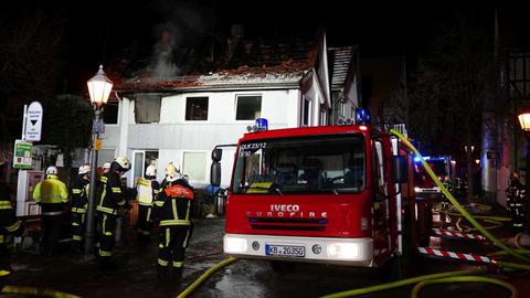 Feuerwehrauto vor Wohnhaus