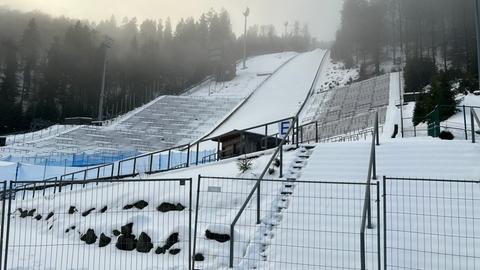 Die Besucherränge an der Großschanze in Willingen (Waldeck-Frankenberg).