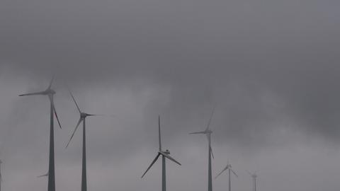 Windräder in Wolken und Nebel. 