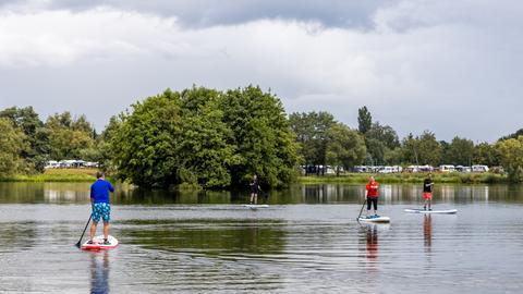 Drei Stand Up-Paddler auf einem See