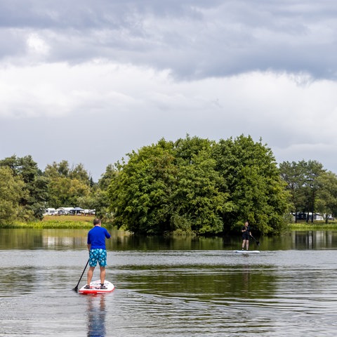 Drei Stand Up-Paddler auf einem See