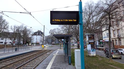 Leere Straßenbahnhaltestelle Wittelsbacherallee in Frankfurt.