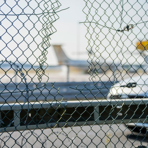 Loch im Zaun am Frankfurter Flughafen