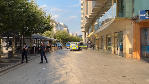 Polizisten haben das P&C-Gebäude am Freitagabend abgesperrt.