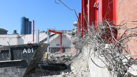 Schutt und Metallstreben auf der Baustelle der Zeilgalerie