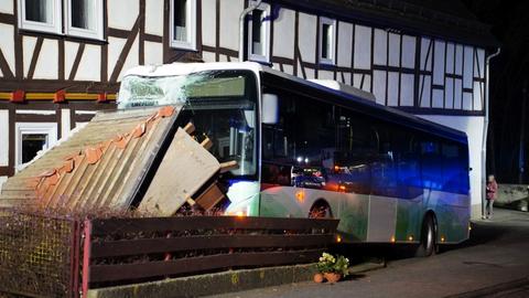 Ein Bus steht direkt vor einem Haus, das Fahrzeug fuhr in einen Vorbau